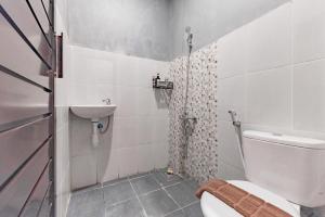 Koupelna v ubytování Ultima Guest House + 33 fotografií