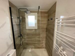Kúpeľňa v ubytovaní Precioso apto Miami primera linia playa cala de las Sirenas, con WIFI y NETFLIX, adecuado para teletrabajar