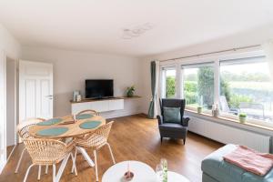 ein Wohnzimmer mit einem Tisch und Stühlen in der Unterkunft Ferienwohnung Gartenkamp Celle in Celle