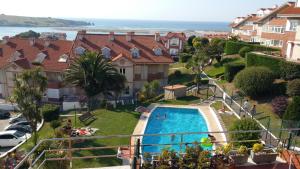 un apartamento con piscina en un resort en El apartamento de Lola, en Mogro