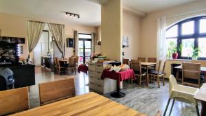 Reštaurácia alebo iné gastronomické zariadenie v ubytovaní GRAND HARRACHOV PENSION v centru