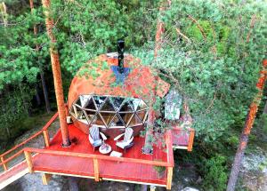 an overhead view of a grill on a picnic table at Treehouse dome in Vidnes