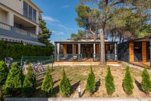 Ein Garten an der Unterkunft Guest House Malenica