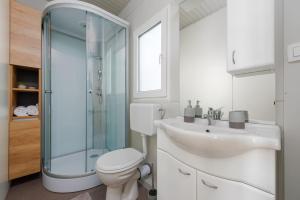 ein Badezimmer mit Toilette, Waschbecken und Dusche in der Unterkunft Guest House Malenica in Sukošan