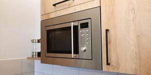 OckfenにあるFerienappartements inTOuRのキッチンのキャビネットの上にある電子レンジ