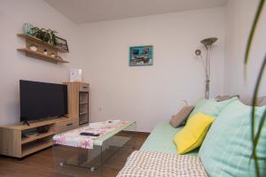 TV a/nebo společenská místnost v ubytování Apartmani Mario