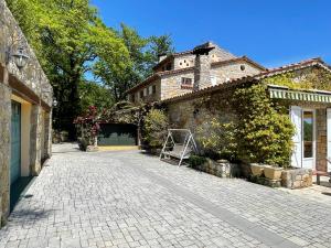 a brick driveway in front of a building at Villa Barelli in Cabris