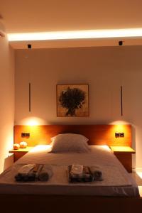 帕塔莫納斯的住宿－Elia Studio，一间卧室配有一张床,上面有两条毛巾