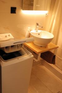 帕塔莫納斯的住宿－Elia Studio，浴室配有盥洗盆和带盥洗盆的台面