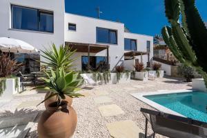 a villa with a swimming pool and a house at Casa da Aguda in Colares