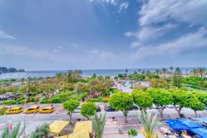 z góry widok na park z drzewami i ocean w obiekcie Kahya Hotel w mieście Alanya