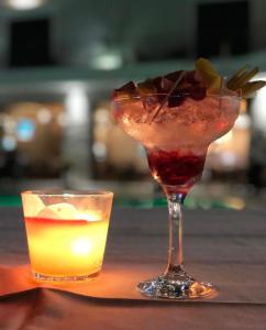 um cocktail e uma bebida numa mesa em Sea View Hotel em Himare