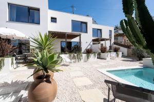 a villa with a swimming pool and a house at Casa da Ursa in Colares