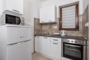 Kuchyň nebo kuchyňský kout v ubytování Apartments Vilma