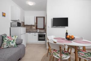 Kuchyň nebo kuchyňský kout v ubytování Apartments Vilma