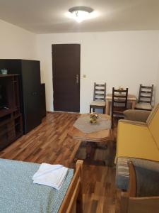 ein Wohnzimmer mit einem Sofa, einem Tisch und Stühlen in der Unterkunft Turistický apartmán ,pro 3-4os in Frenštát pod Radhoštěm