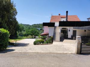 dom z podjazdem przed nim w obiekcie Apartments Tina Stinjan w Puli