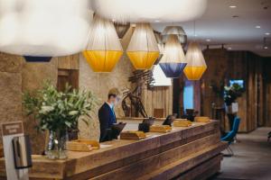 mężczyzna stojący przy stole z laptopem w obiekcie Platinum Mountain Hotel&SPA w Szklarskiej Porębie +34 zdjęcia