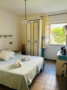 a bedroom with a bed with towels on it at B&B La Pintadera in Santa Teresa Gallura