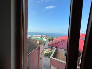 una ventana con vistas al océano en TRABZON aparts, en Cimenli