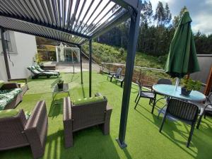 Vonkajšia záhrada v ubytovaní Casa Rocha Velha con terraza y piscina particular