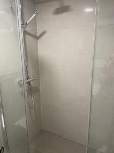 een douche met een glazen deur in de badkamer bij Gästehaus Bernau OT Schönow in Bernau bei Berlin