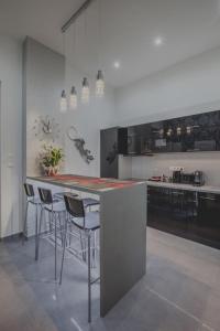 cocina con mesa y sillas en una habitación en Welcome & Mayfair ** Flat 3-BD & 6 Guests, en Londres
