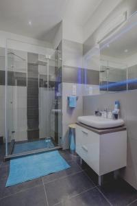 y baño con lavabo y ducha acristalada. en Welcome & Mayfair ** Flat 3-BD & 6 Guests, en Londres