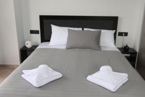 מיטה או מיטות בחדר ב-Luana Monte Apartments