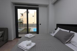 מיטה או מיטות בחדר ב-Luana Monte Apartments