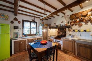 Kuchyň nebo kuchyňský kout v ubytování Pace e Relax, Wonderful Villa, Versilia sea view