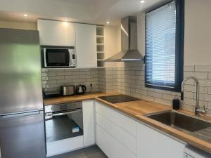 Kuchyň nebo kuchyňský kout v ubytování Villa luxueuse avec sauna et jacuzzi