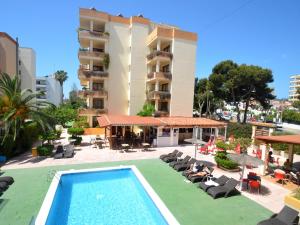 een uitzicht op een hotel met een zwembad bij Apartamentos Arlanza - Only Adults in Playa d'en Bossa