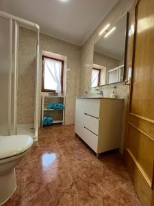 y baño con aseo, lavabo y ducha. en Apartamento Toki Berriya en Elizondo