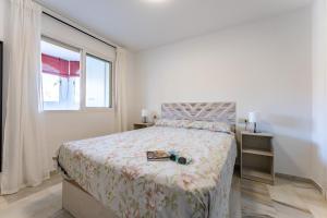 Rúm í herbergi á CT 245 - Faro's Arroyo de la Miel Apartment - Cuddly Nest for 2