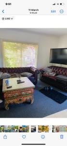uma sala de estar com um sofá e uma mesa de centro em Merrypetch em Safety Beach