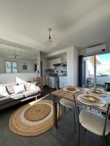 ein Wohnzimmer mit einem Sofa und einem Tisch in der Unterkunft Centre Juan Les Pins 3P Les Iles Plages 50 mètres in Antibes