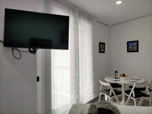 Televízia a/alebo spoločenská miestnosť v ubytovaní Terraza del Bajondillo Torremolinos
