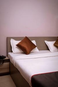 Ein Bett oder Betten in einem Zimmer der Unterkunft GS RESIDENCY