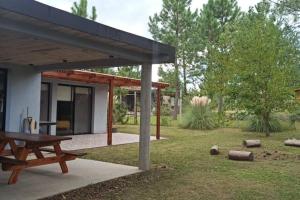eine Terrasse mit einem Picknicktisch im Hof in der Unterkunft Casa quinta en zona termal in Concordia