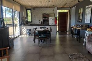 kuchnia i jadalnia ze stołem i krzesłami w obiekcie Casa quinta en zona termal w mieście Concordia