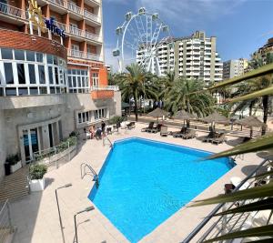 una gran piscina con una noria en el fondo en Ohtels Gran Hotel Almeria, en Almería
