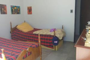 sypialnia z 2 łóżkami i stołem w obiekcie Casa quinta en zona termal w mieście Concordia