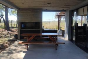 康科迪亞的住宿－Casa quinta en zona termal，带壁炉的庭院内的野餐桌