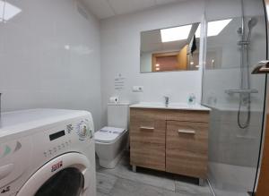 Koupelna v ubytování Homes of Spain, Apartamentos Paraiso, Ed Palmerston, Atico J a pie de Playa, piscina privada en solárium, WI-FI + 37 fotografií