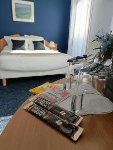 パリにあるグランド ホテル デュ カルヴァドスのテーブルとベッドが備わる客室です。