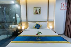 Postel nebo postele na pokoji v ubytování Ciao Saigon 2 Hotel