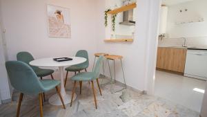 een keuken met een tafel en stoelen in een kamer bij Los Hidalgos Golf 6D2 in Manilva