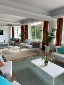 - un salon avec des canapés et des tables dans l'établissement Osprey Menorca Hotel, à Cala'n Porter