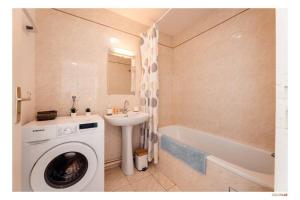 Bilik mandi di Appartement vue mer & port à La Turballe +8 gambar